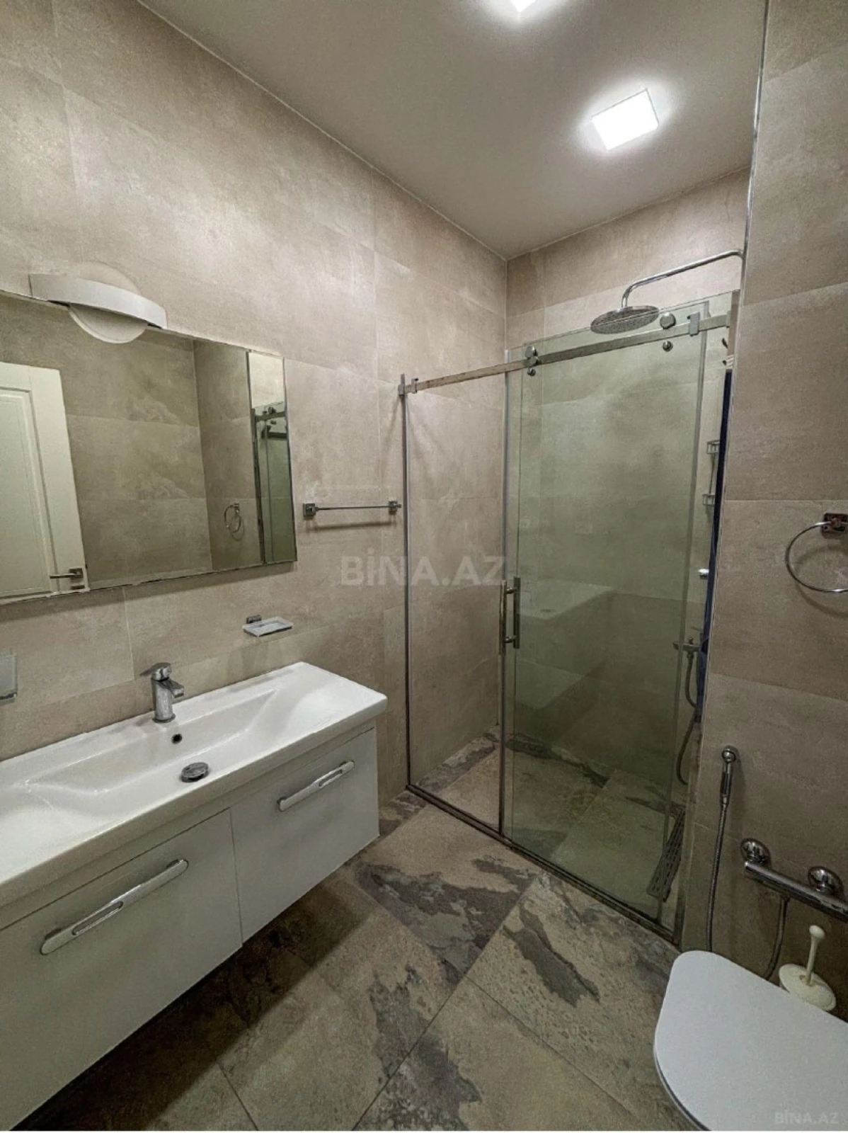 Kirayə verilir 2 otaqlı mənzil 65 m²