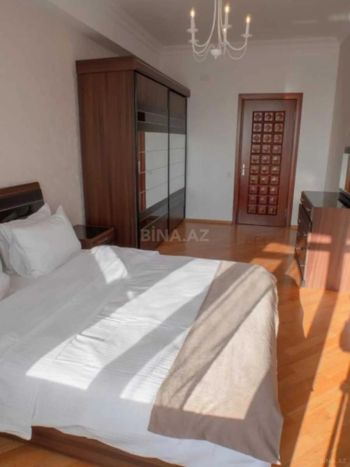 Satılır 4 otaqlı mənzil 135 m²
