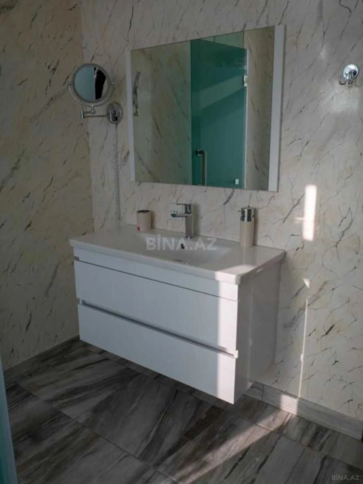 Satılır 4 otaqlı mənzil 135 m²