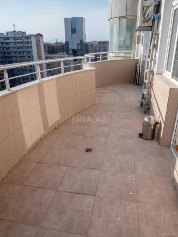 Satılır 4 otaqlı mənzil 135 m²