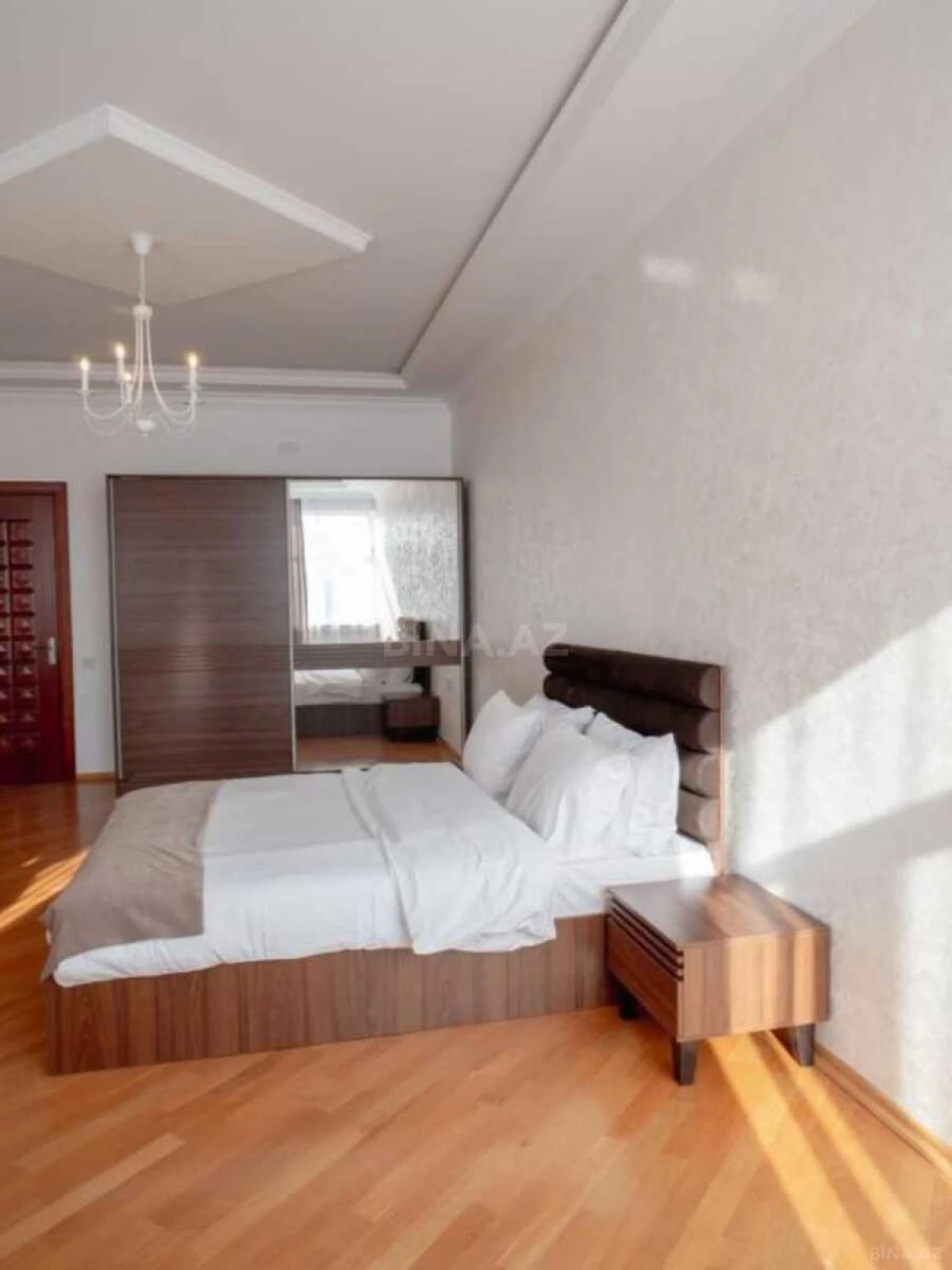 Satılır 4 otaqlı mənzil 135 m²