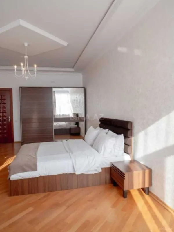Satılır 4 otaqlı mənzil 135 m²