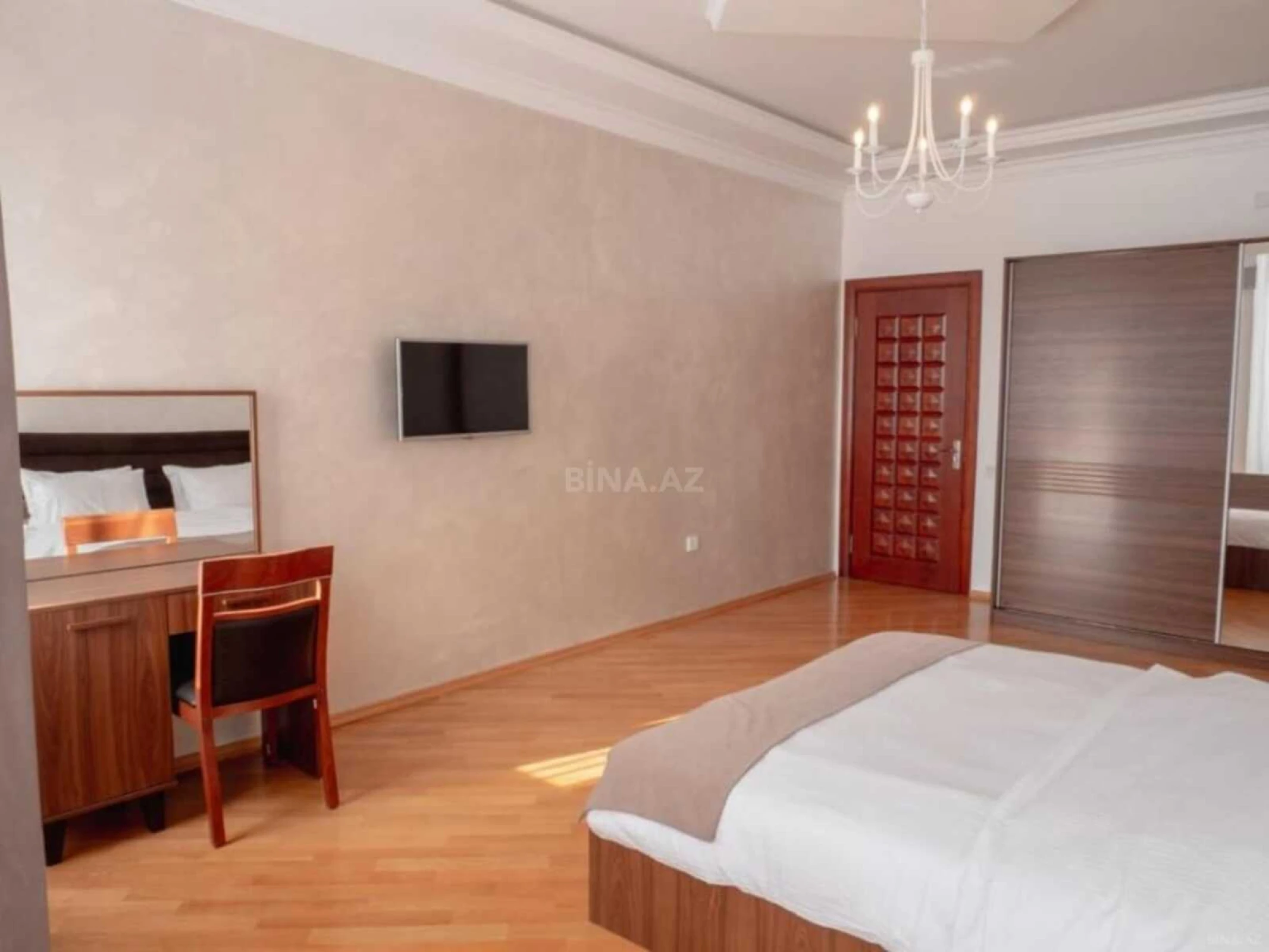 Satılır 4 otaqlı mənzil 135 m²
