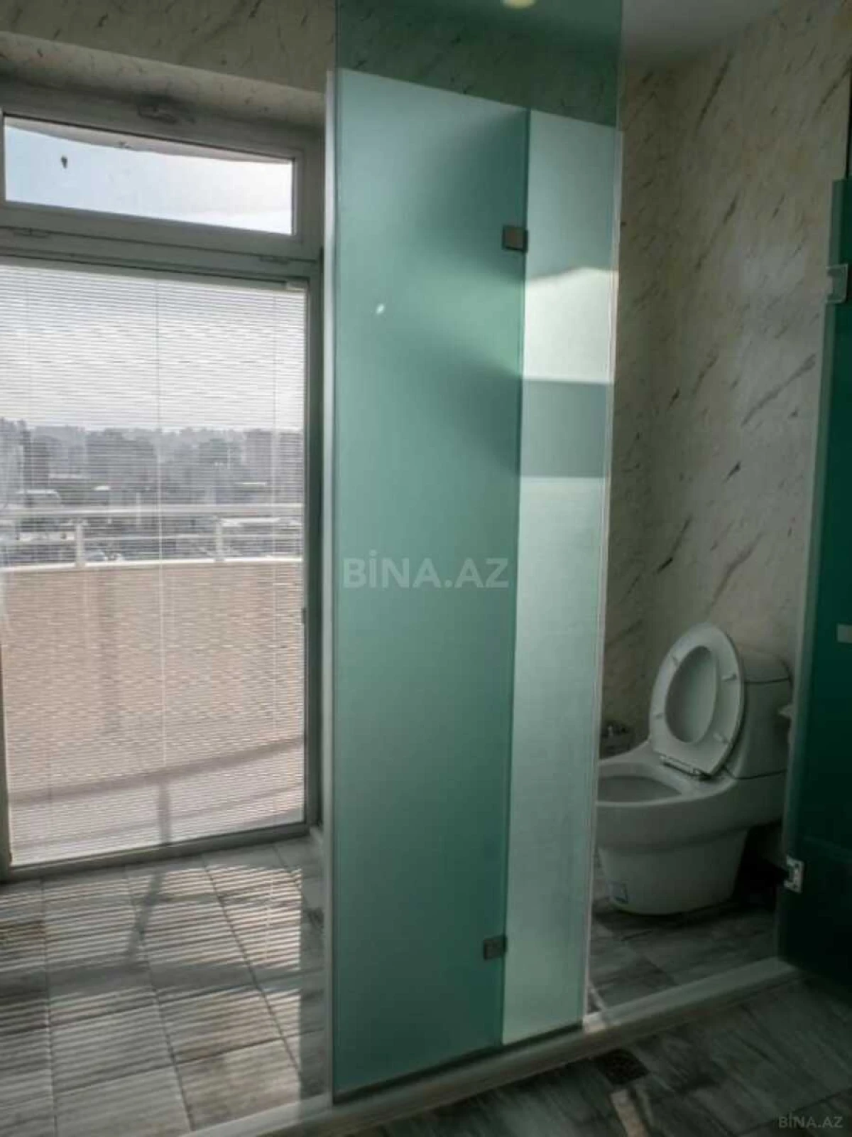 Satılır 4 otaqlı mənzil 135 m²