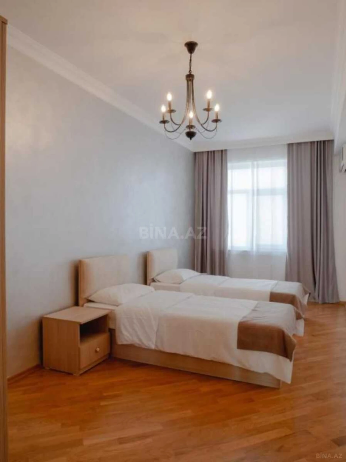 Satılır 4 otaqlı mənzil 135 m²