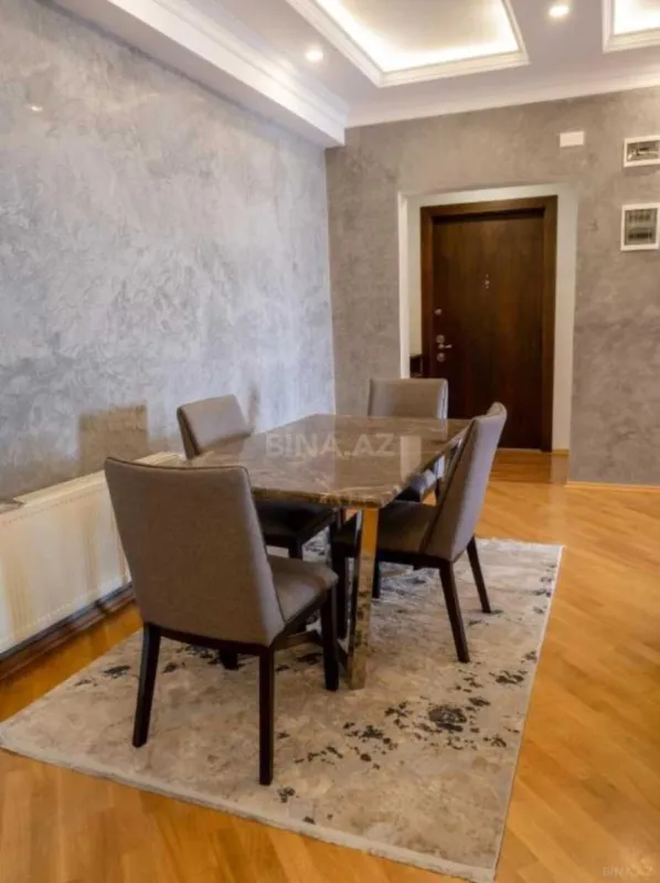 Satılır 4 otaqlı mənzil 135 m²