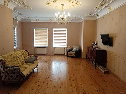 Satılır 8 otaqlı həyət evi 280 m²