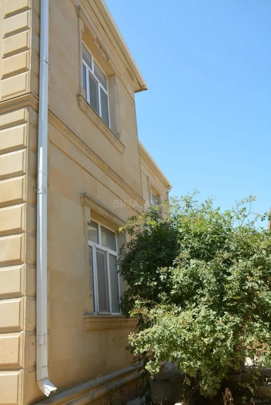 Satılır 8 otaqlı həyət evi 280 m²
