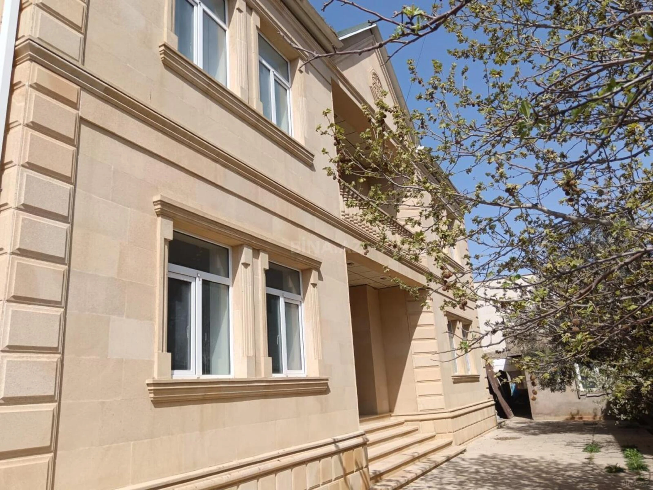 Satılır 8 otaqlı həyət evi 280 m²