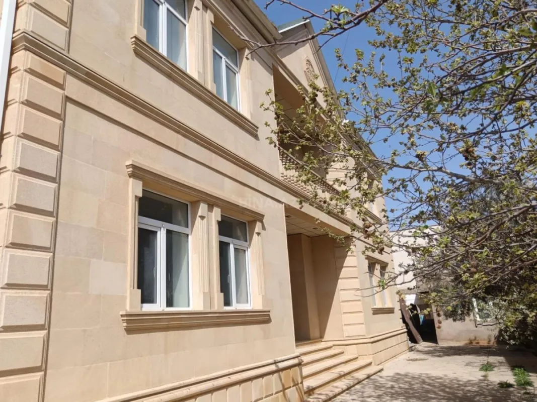 Satılır 8 otaqlı həyət evi 280 m²