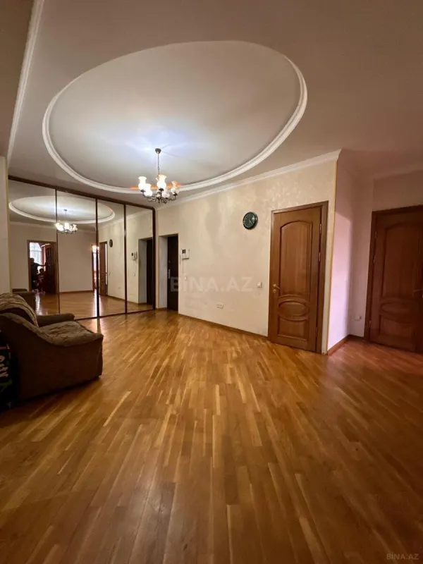 Satılır 3 otaqlı mənzil 135 m²