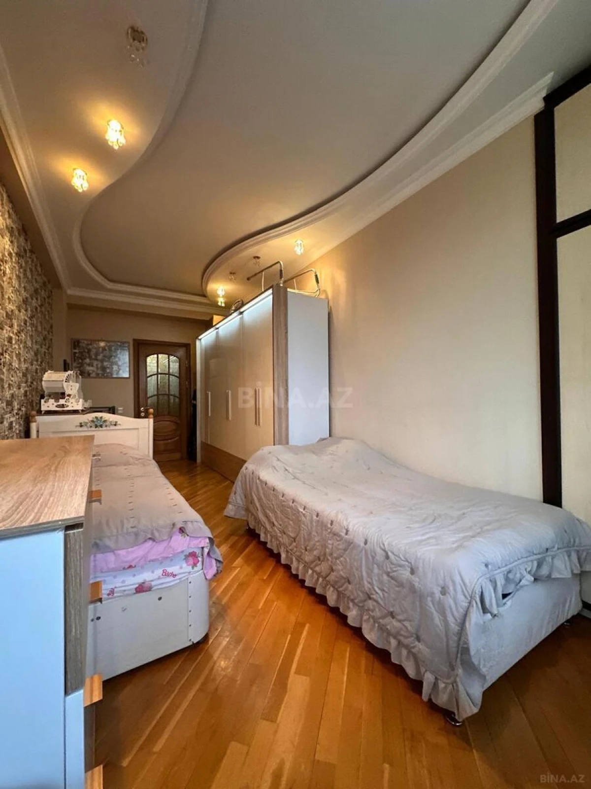 Satılır 3 otaqlı mənzil 135 m²