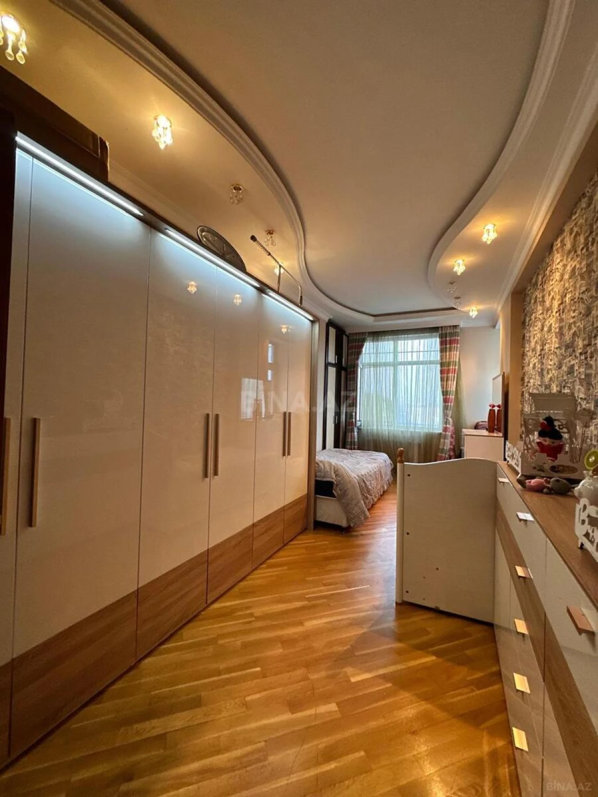 Satılır 3 otaqlı mənzil 135 m²