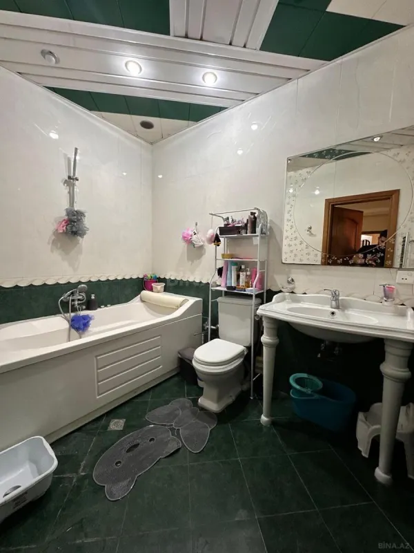 Satılır 3 otaqlı mənzil 135 m²