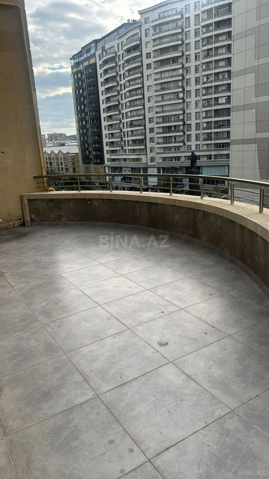 Satılır 4 otaqlı mənzil 310 m²