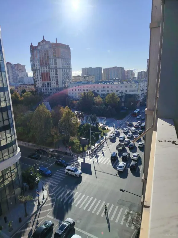 Satılır 4 otaqlı mənzil 223 m²