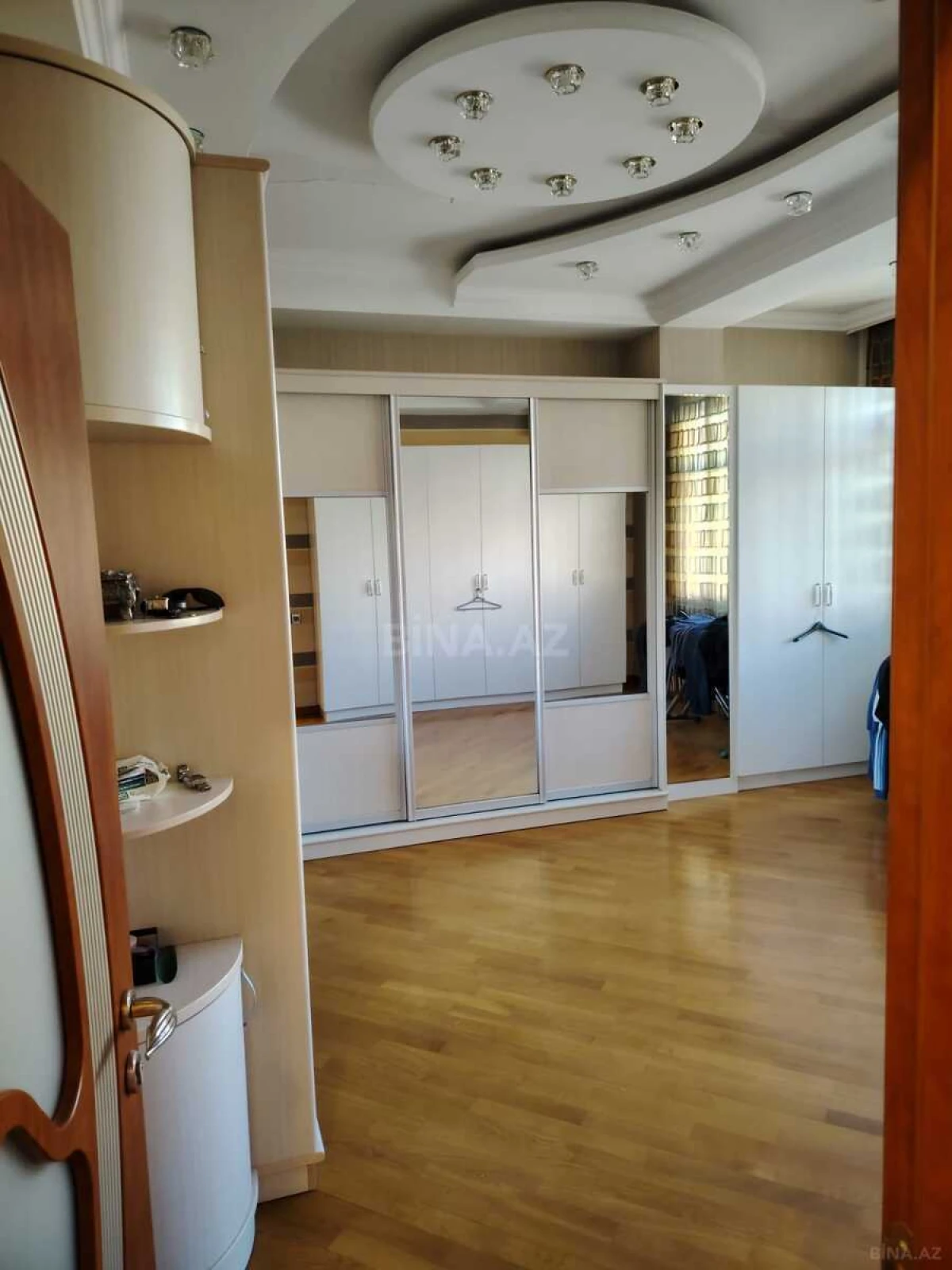 Satılır 4 otaqlı mənzil 223 m²