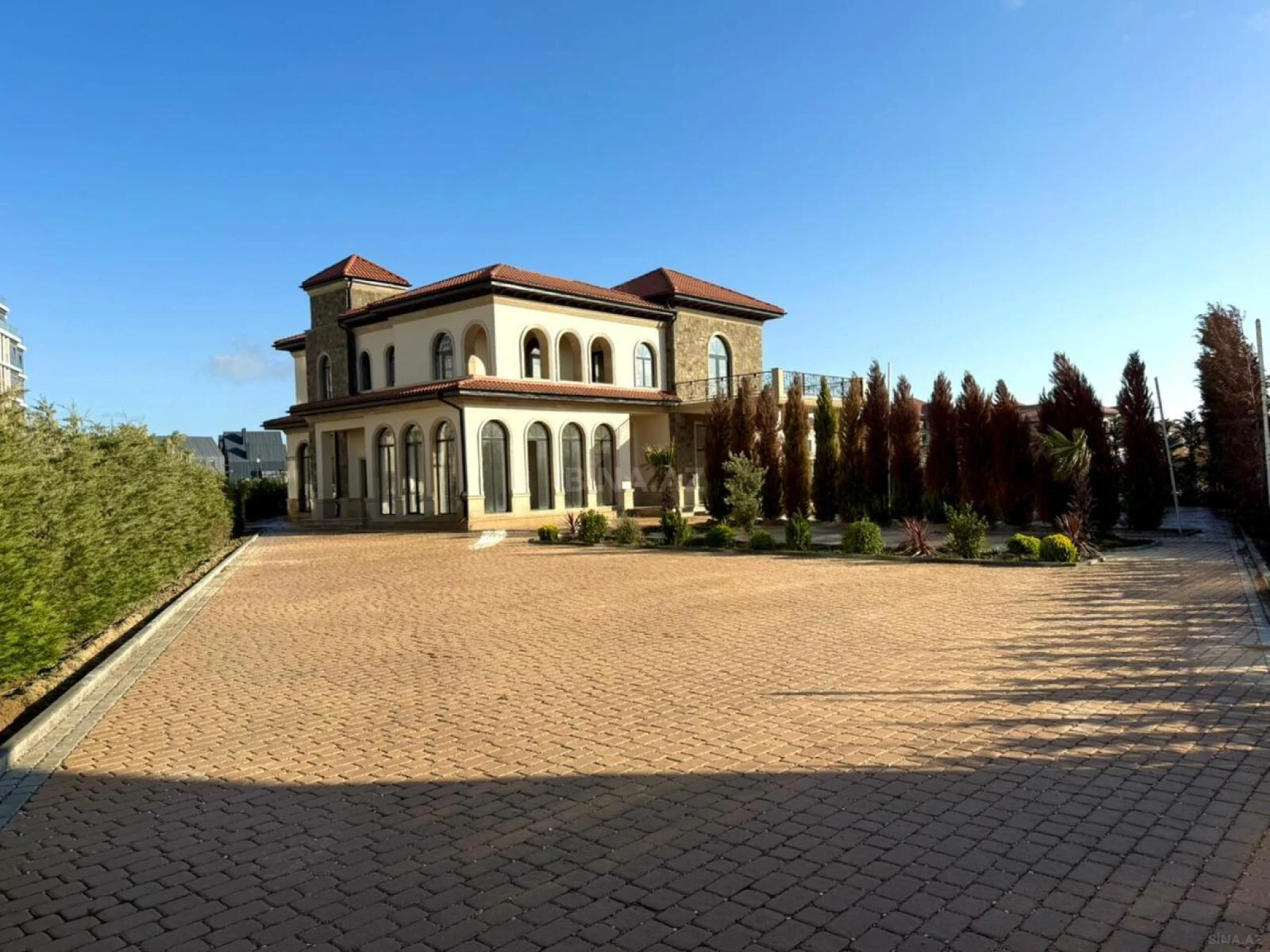 Satılır 10 otaqlı həyət evi 600 m²