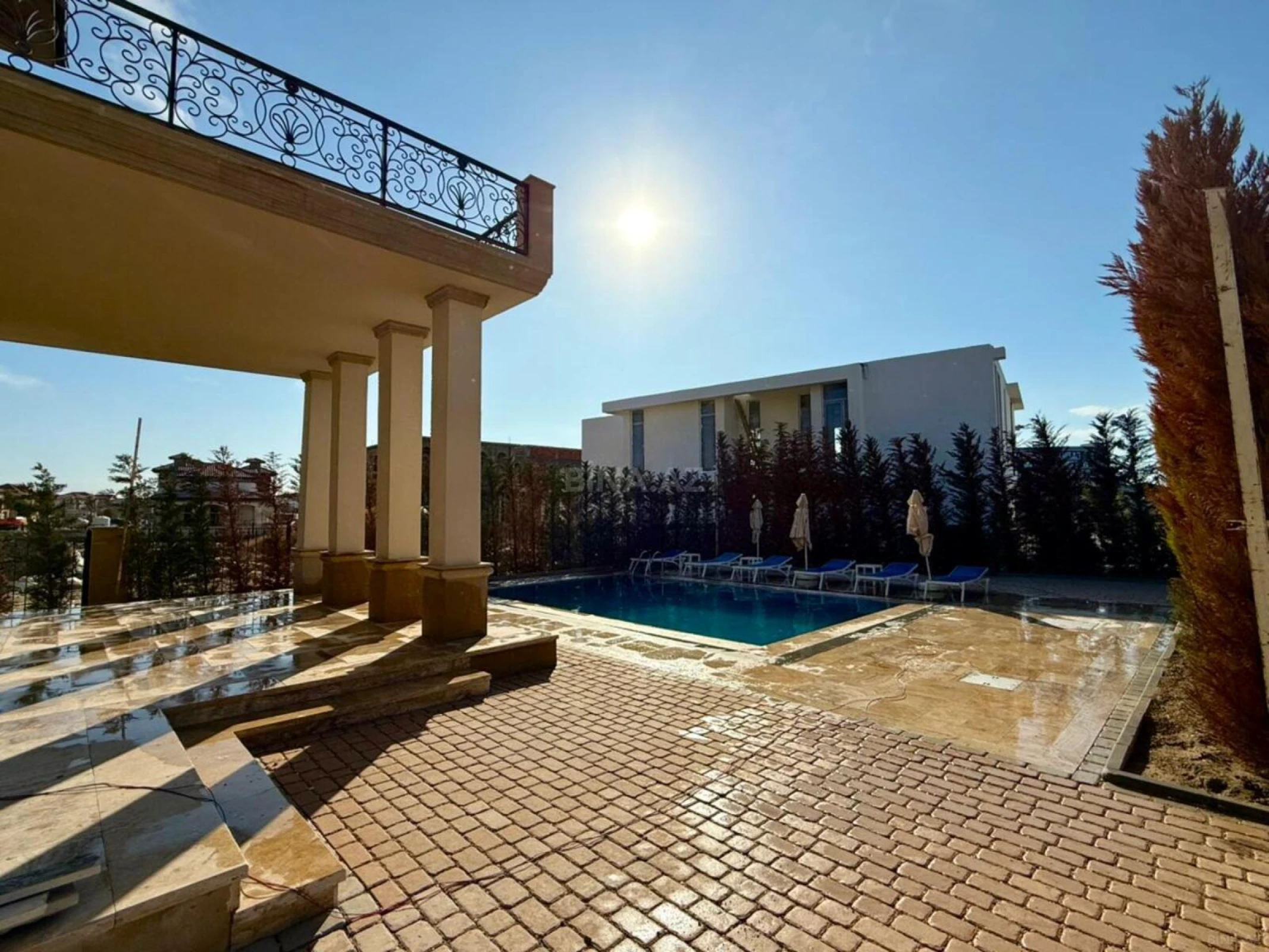 Satılır 10 otaqlı həyət evi 600 m²