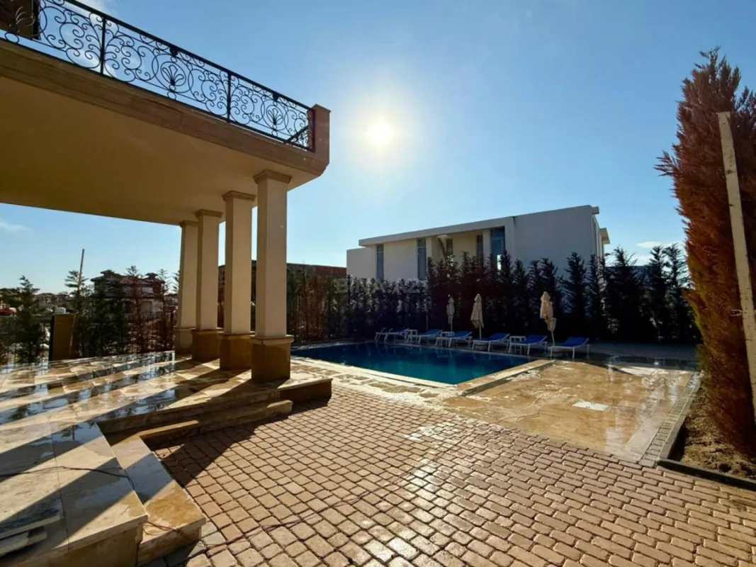 Satılır 10 otaqlı həyət evi 600 m²