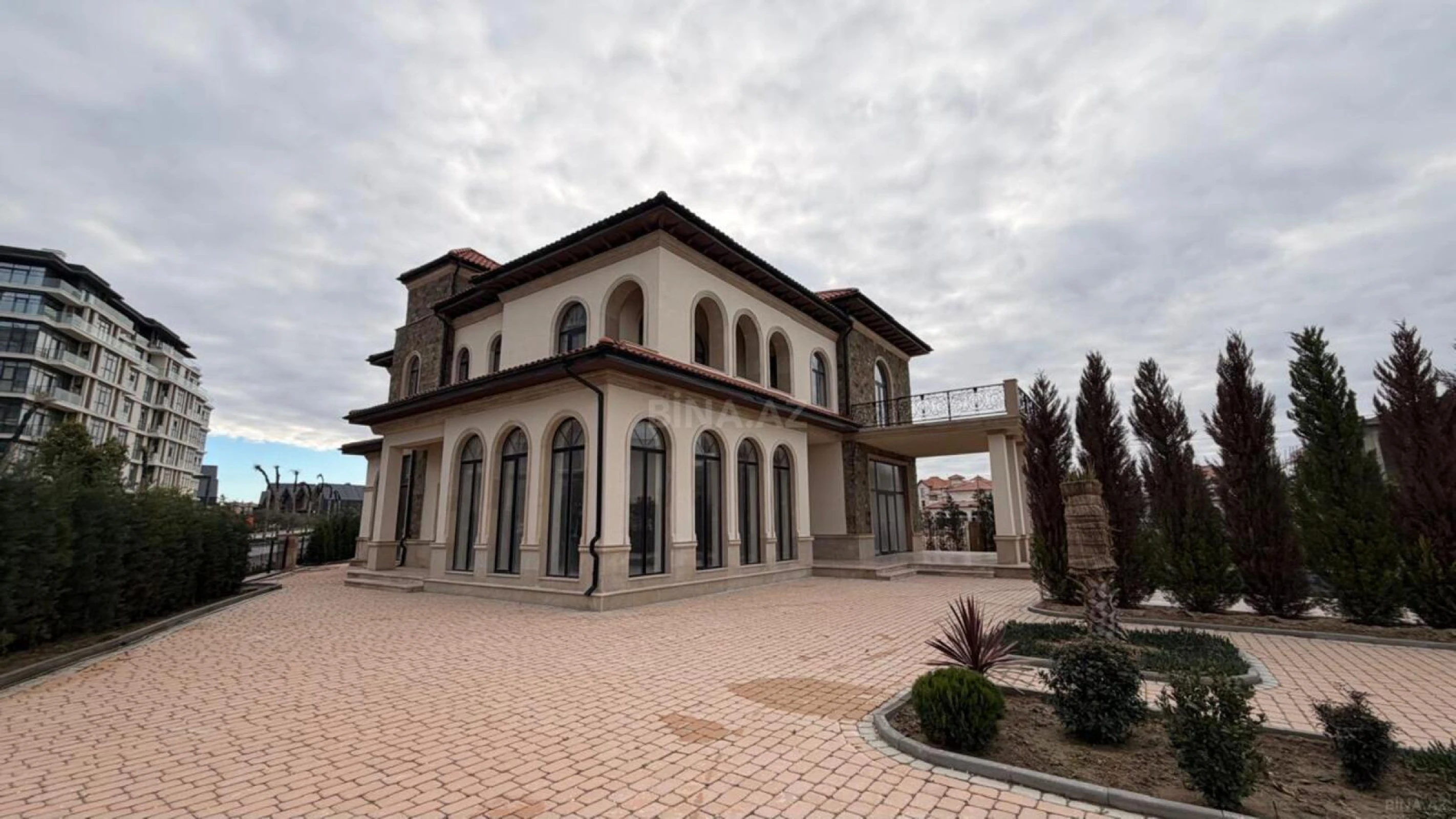 Satılır 10 otaqlı həyət evi 600 m²