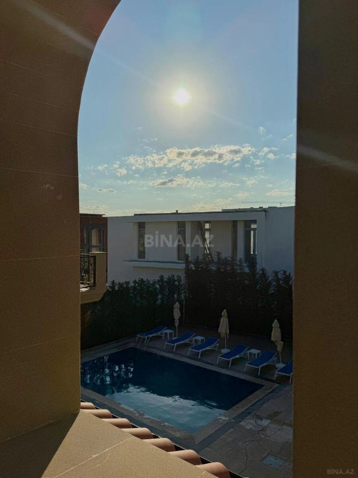 Satılır 10 otaqlı həyət evi 600 m²