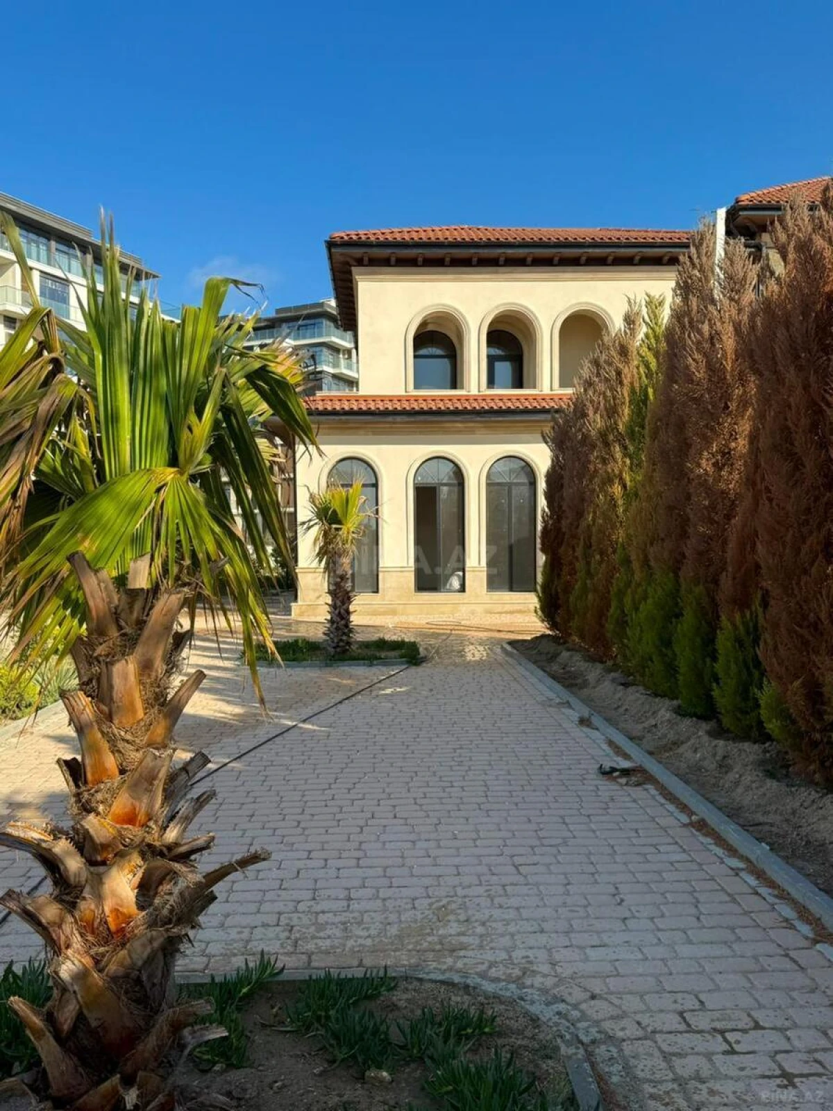 Satılır 10 otaqlı həyət evi 600 m²