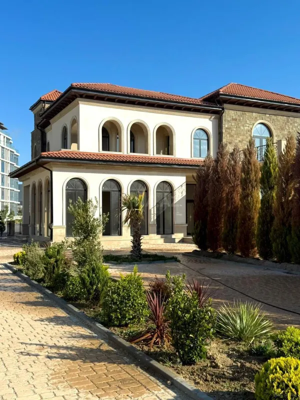 Satılır 10 otaqlı həyət evi 600 m²