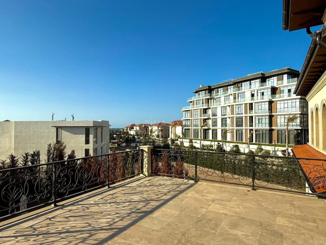 Satılır 10 otaqlı həyət evi 600 m²