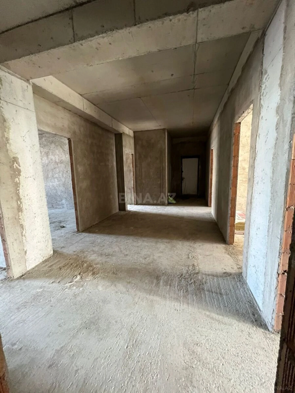 Satılır 4 otaqlı mənzil 136 m²