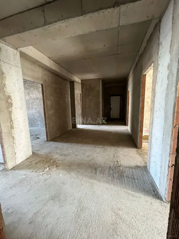 Satılır 4 otaqlı mənzil 136 m²