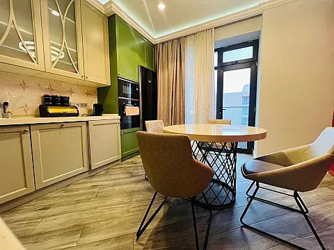 Kirayə verilir 3 otaqlı mənzil 178 m²