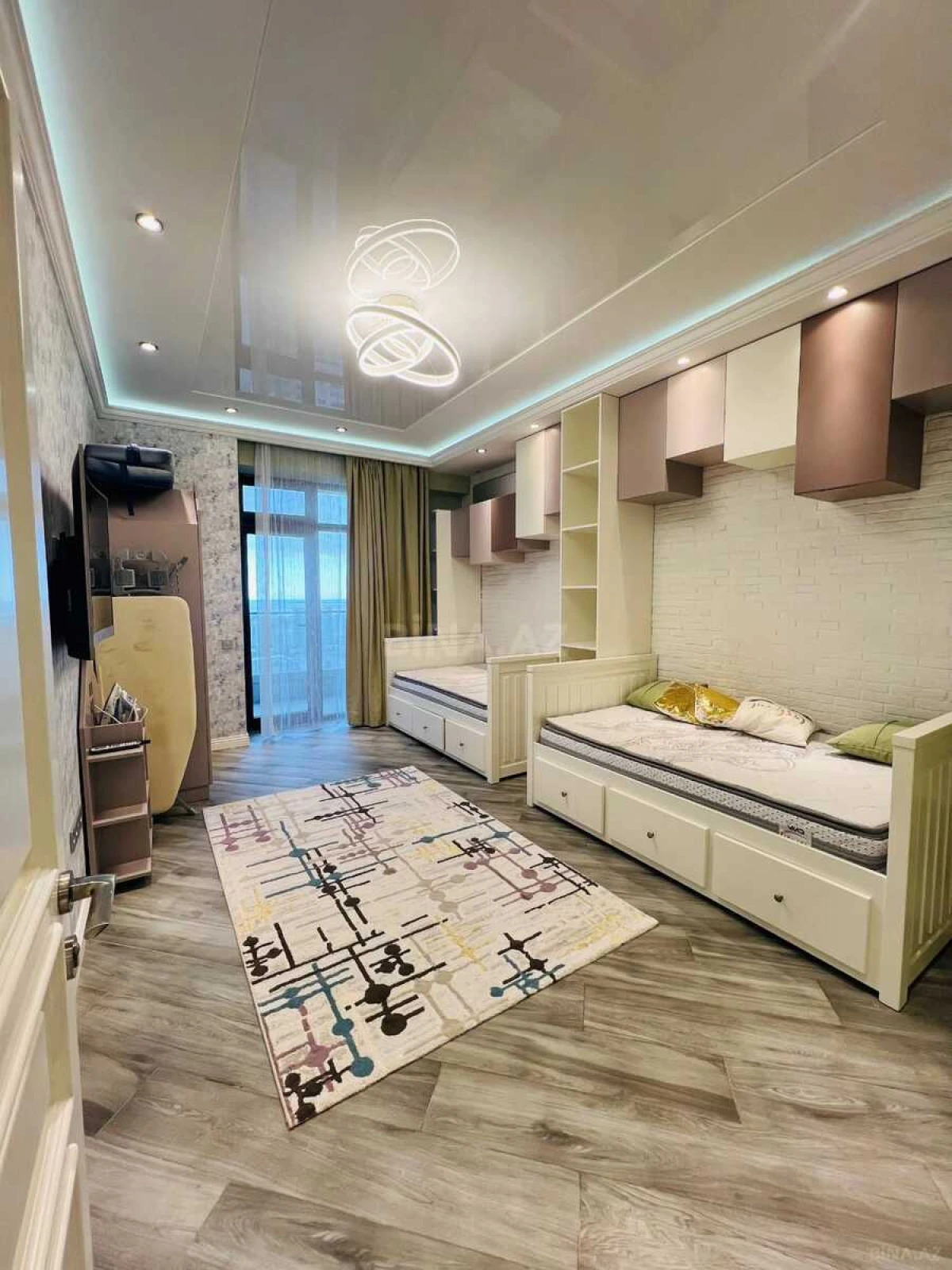 Kirayə verilir 3 otaqlı mənzil 178 m²
