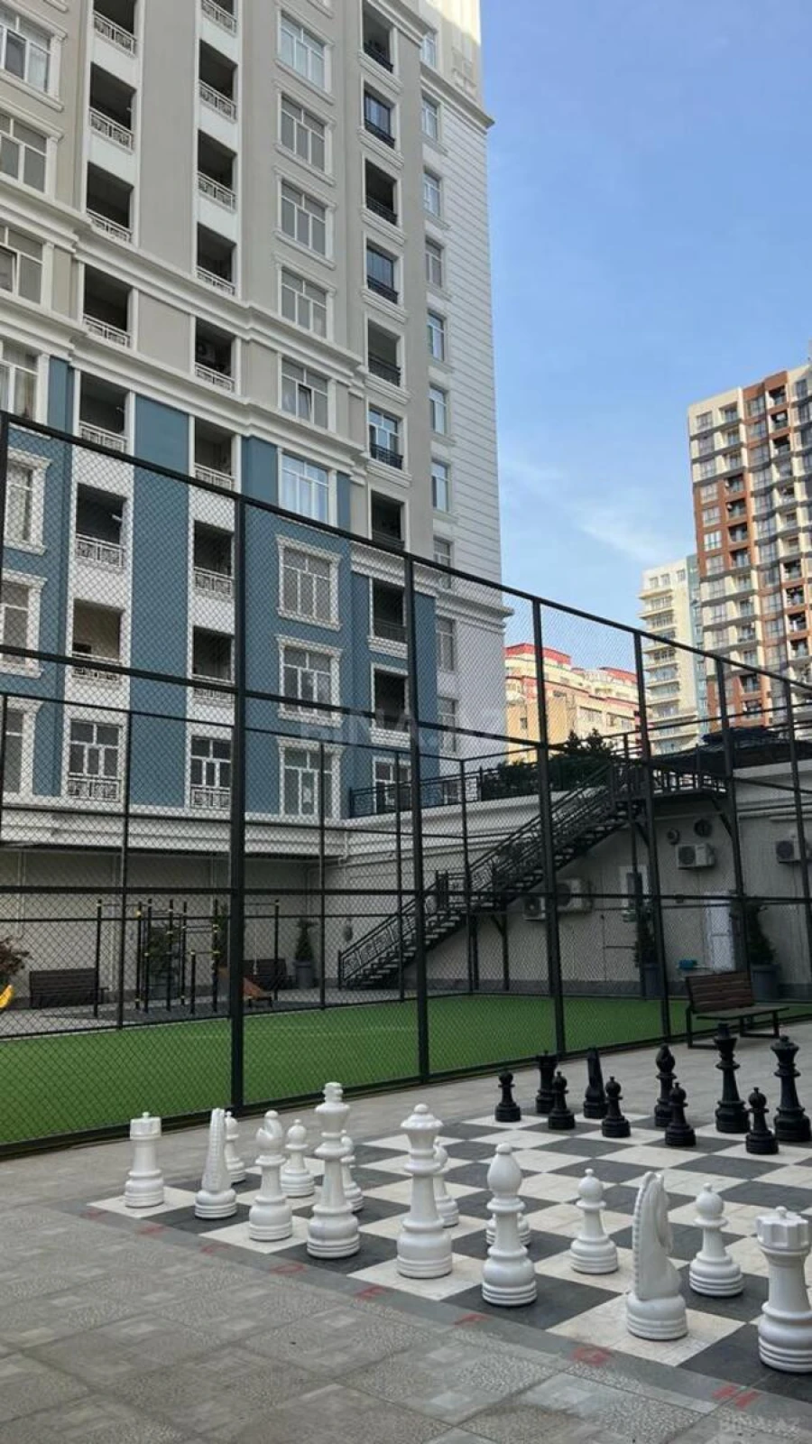 Satılır 5 otaqlı mənzil 272 m²