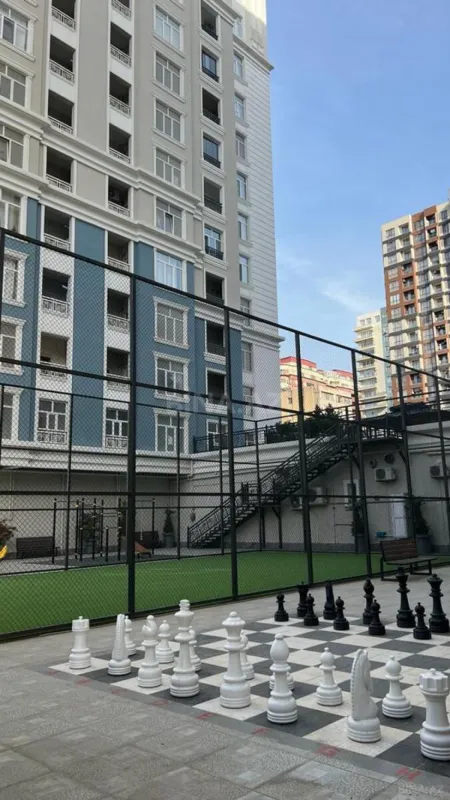 Satılır 5 otaqlı mənzil 272 m²
