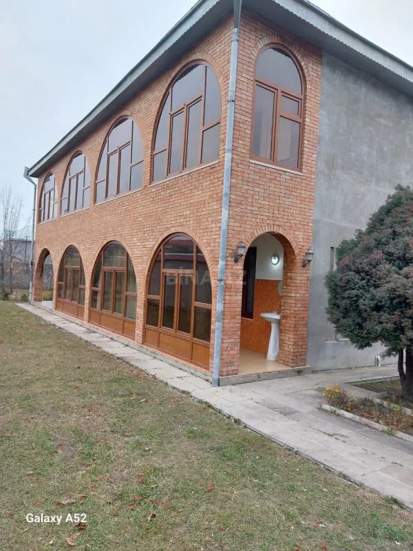 Satılır 10 otaqlı həyət evi 600 m²