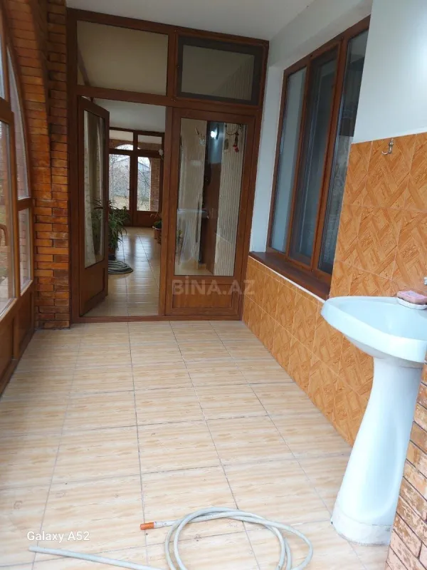 Satılır 10 otaqlı həyət evi 600 m²
