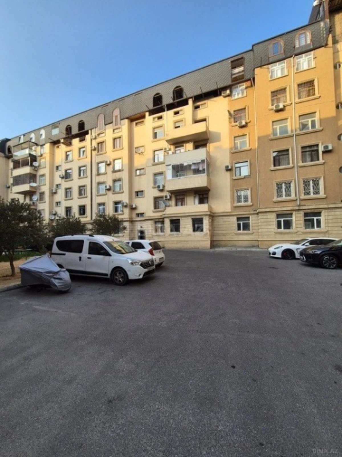 Satılır 4 otaqlı mənzil 135 m²