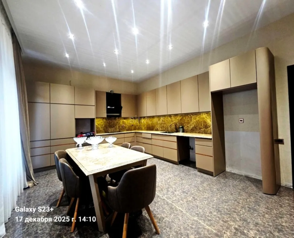 Satılır 5 otaqlı həyət evi 450 m²