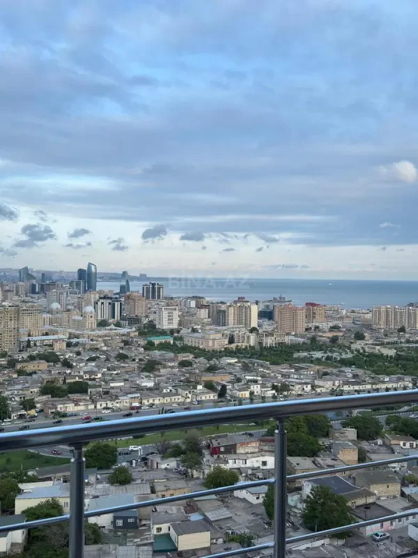Satılır 7 otaqlı mənzil 450 m²