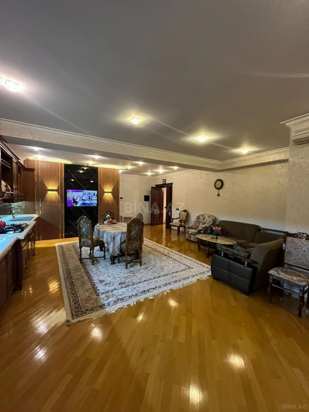 Satılır 4 otaqlı mənzil 240 m²