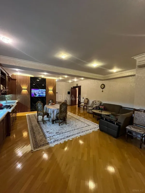Satılır 4 otaqlı mənzil 240 m²
