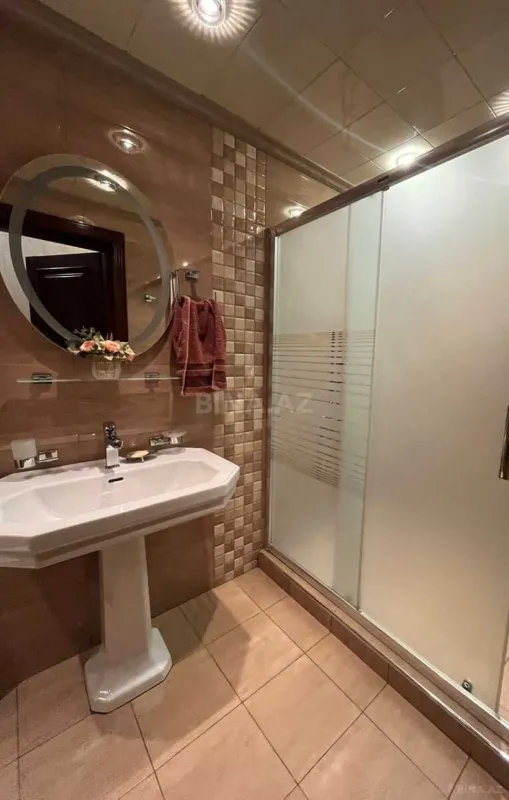 Satılır 4 otaqlı mənzil 240 m²