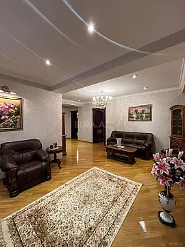 Satılır 4 otaqlı mənzil 240 m²