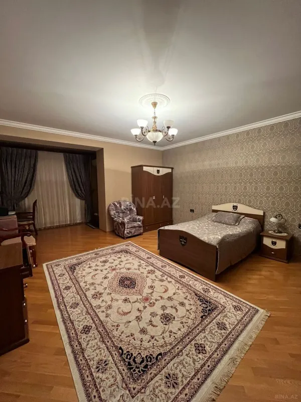 Satılır 4 otaqlı mənzil 240 m²