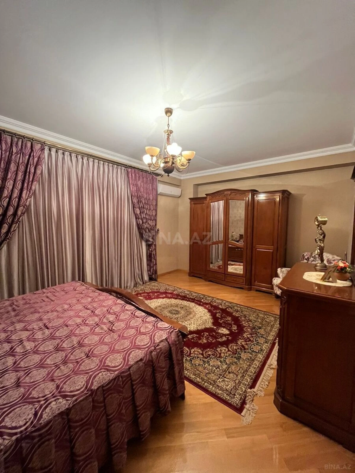 Satılır 4 otaqlı mənzil 240 m²