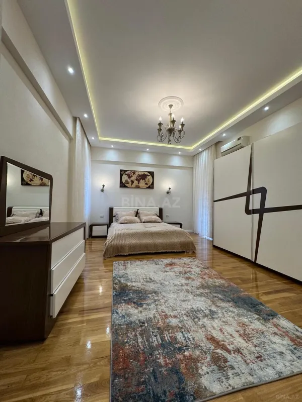 Satılır 4 otaqlı mənzil 225 m²