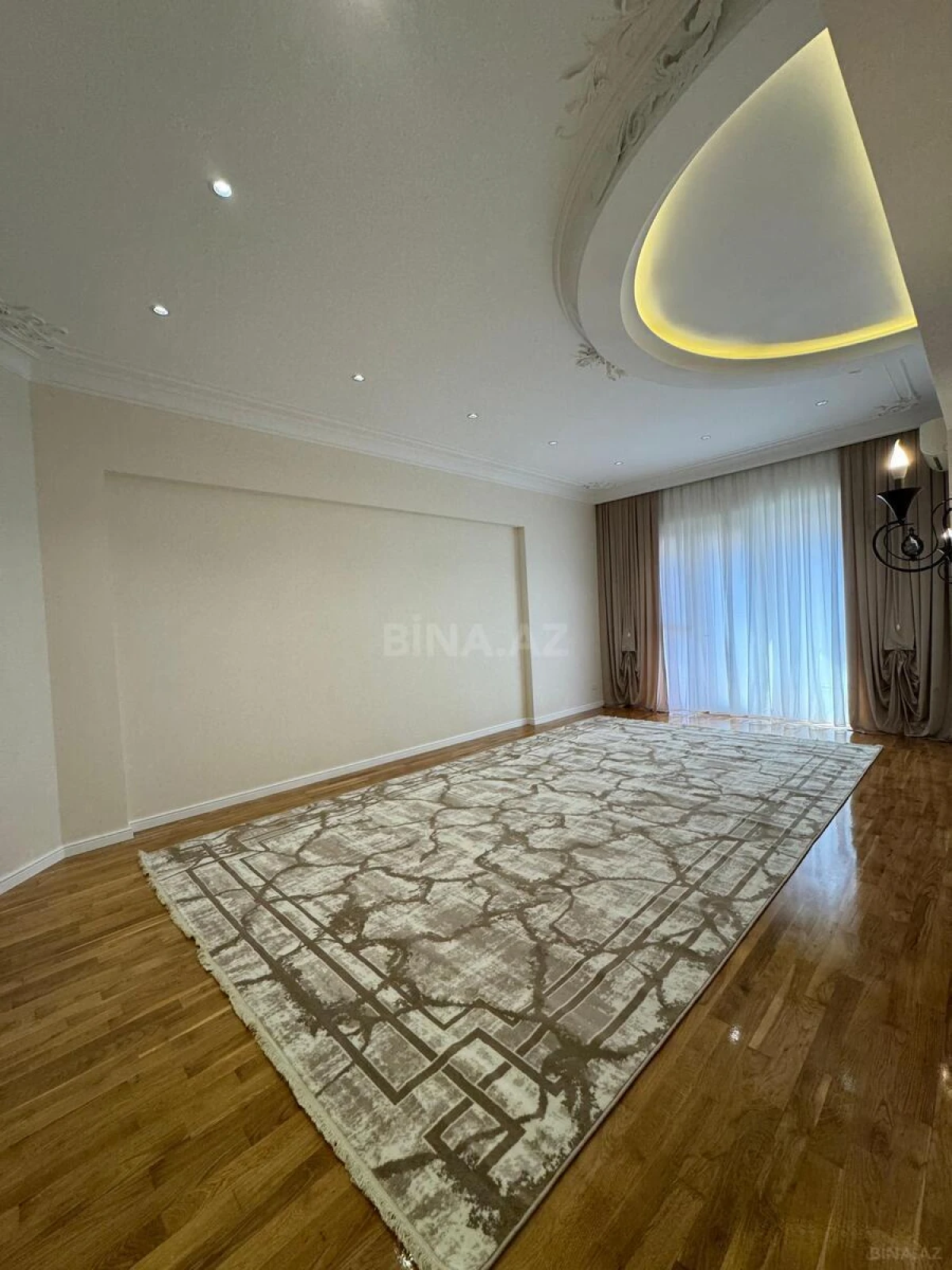 Satılır 4 otaqlı mənzil 225 m²