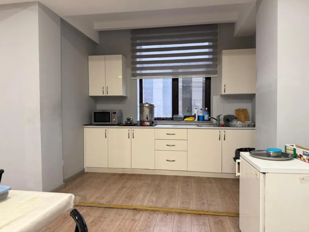 Kirayə verilir 15 otaqlı ofis 1100 m²