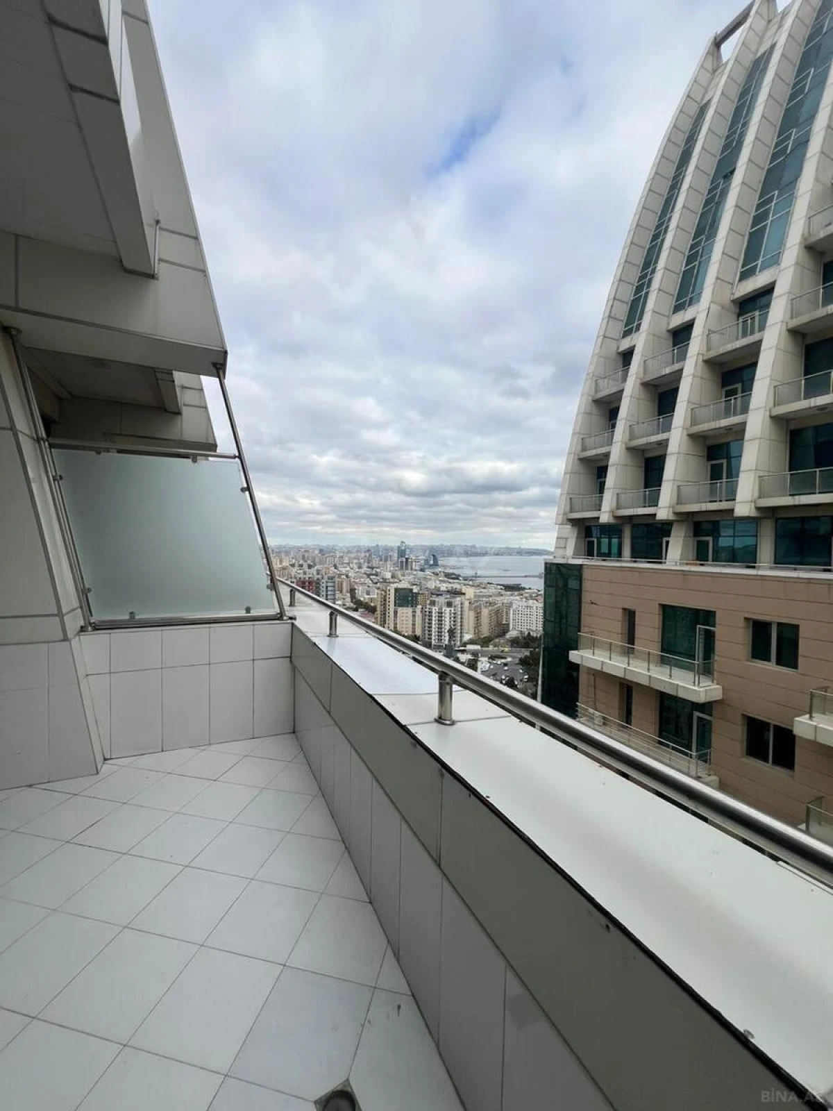 Kirayə verilir 3 otaqlı mənzil 168 m²